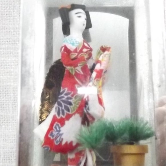 Antique Japanese Gofun Doll Glass Diorama - Picture 10 of 10